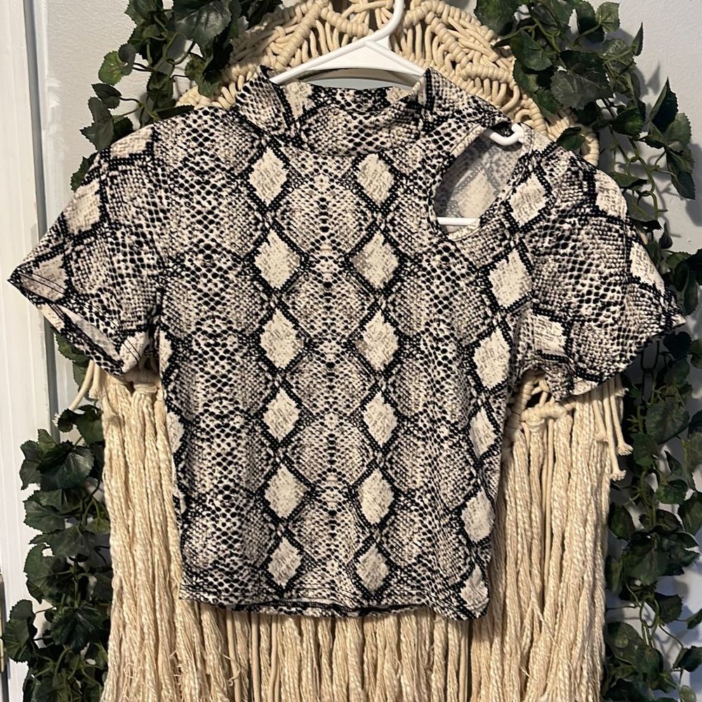 Going out top with cut out in the shoulder cropped size small